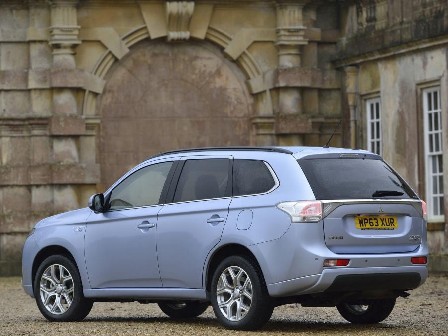  Mitsubishi Outlander PHEV 2014 года  (UK) (фото 18 из 19)